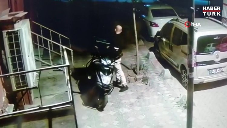 Motosikletini çalmaya teşebbüs eden hırsızı uçan tekmeyle durdurdu... O anlar kamerada!