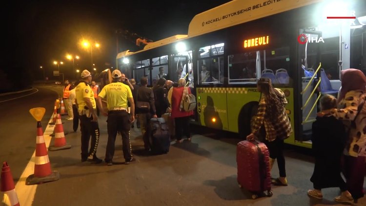 TEM'de TIR, kamyon ve yolcu otobüsü kazaya karıştı: 8 yaralı