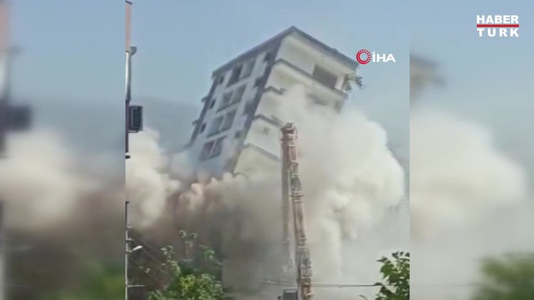 İzmir'de paniğe yol açan yıkım