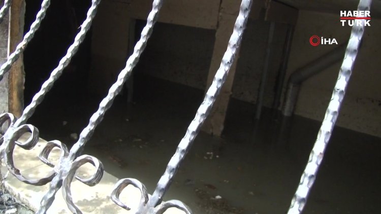 Esenyurt'ta derenin taşmasıyla boşaltılan evleri su bastı