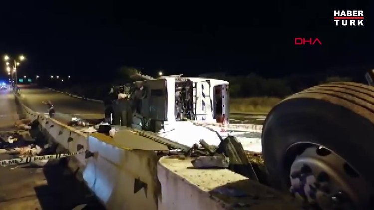 Hatay'da gişelere çarpan yolcu otobüsü devrildi: 3'ü ağır 40 yaralı