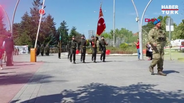 Bolu'da, komandolar marşlarla caddeyi inletti