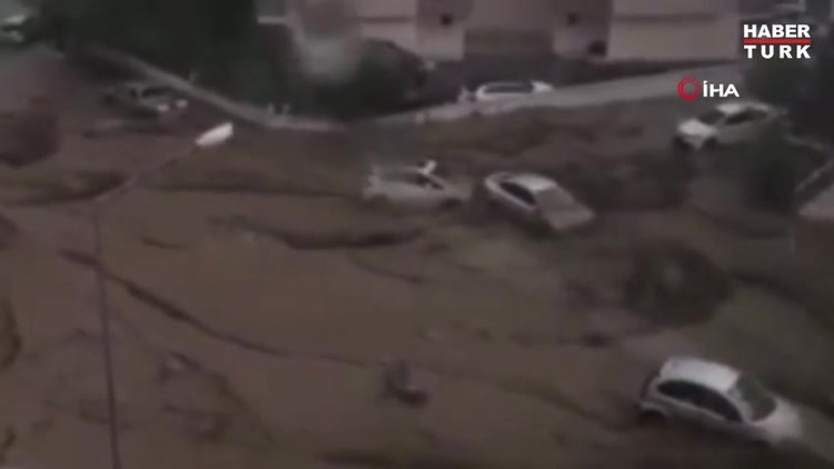 Mudanya'da sel arabaları böyle sürükledi, karayla deniz birleşti