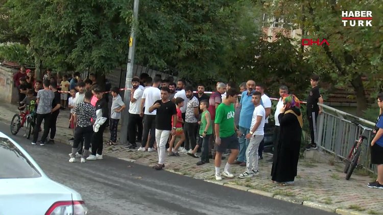 Sancaktepe'de kontrolden çıkan otomobil okul bahçesine düştü