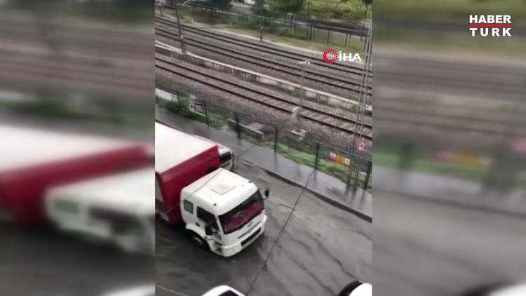 Sağanak yağış nedeniyle pazarın içindeki yol çöktü, esnaf zor anlar yaşadı