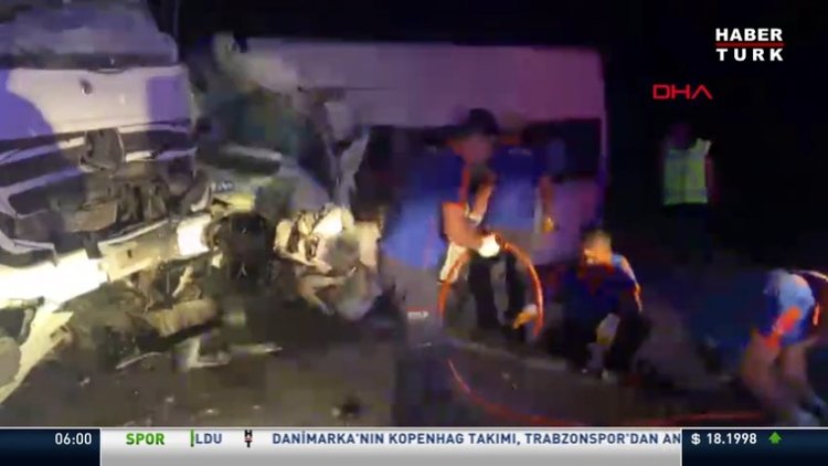 Sivas'ta kamyon ile minibüsün çarpışması sonucu 7 kişi öldü, 9 kişi yaralandı