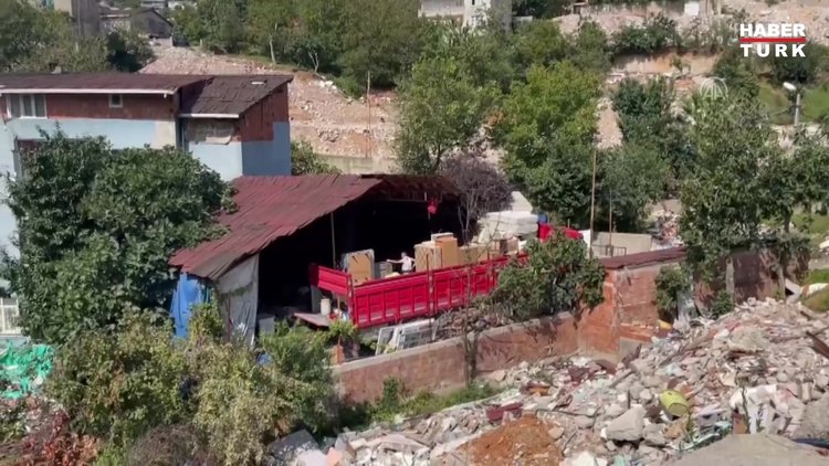 Beykozda yıkım kararı olan binanın sakinleri çatıya çıktı