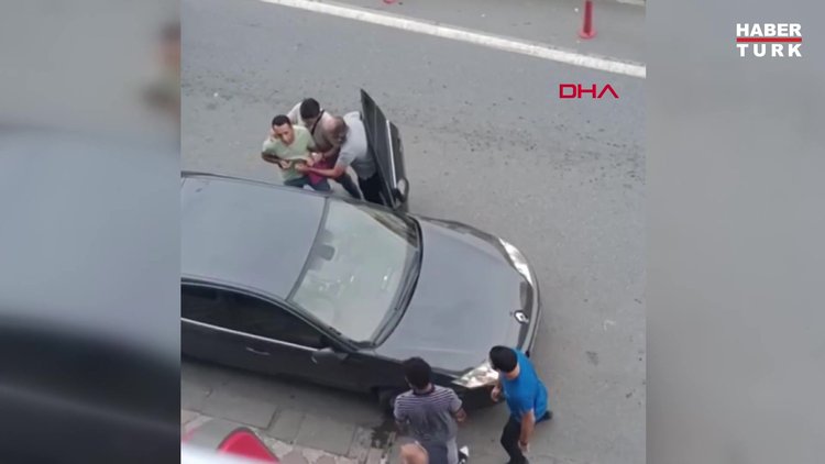 Sultangazi'de aracını park eden polisi 'Burası bizim yerimiz' diyerek darp ettiler