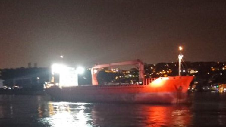 Arıza yapan gemi kurtarıldı, İstanbul Boğazı trafiğe açıldı