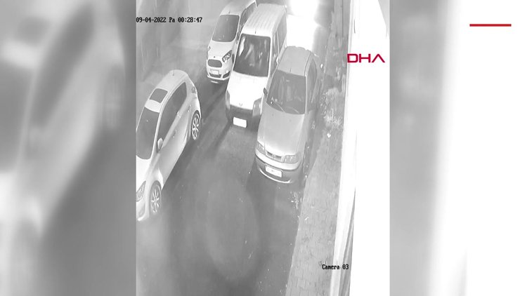 Arnavutköy'de park halindeki araçlara çartı, aracını durdurmak isteyenlerin üzerine sürdü