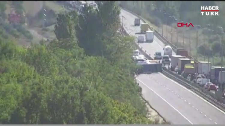 TEM'de tır devrildi otoyolun Edirne istikameti kapandı