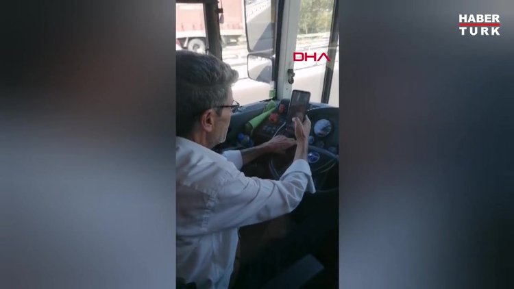 İETT şöförü direksiyon başındayken telefonla görüntülü konuştu