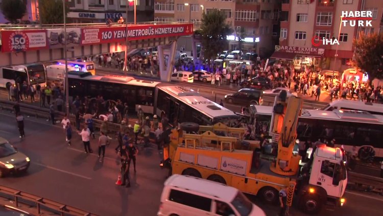 Kaza yapan metrobüsler kaldırıldı, seferler normale döndü