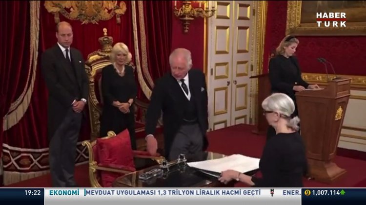 Kral 3. Charles'ın mimikleri gündem oldu