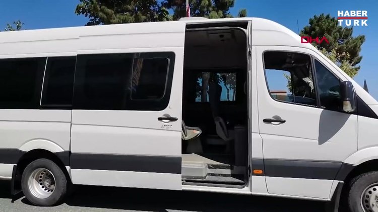 Kapısı açık seyreden minibüsten düşen yolcu ağır yaralandı