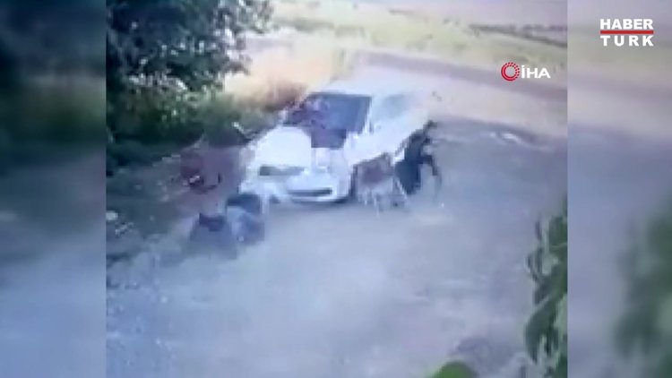 Otomobille çarpıp sopalarla böyle dövdüler