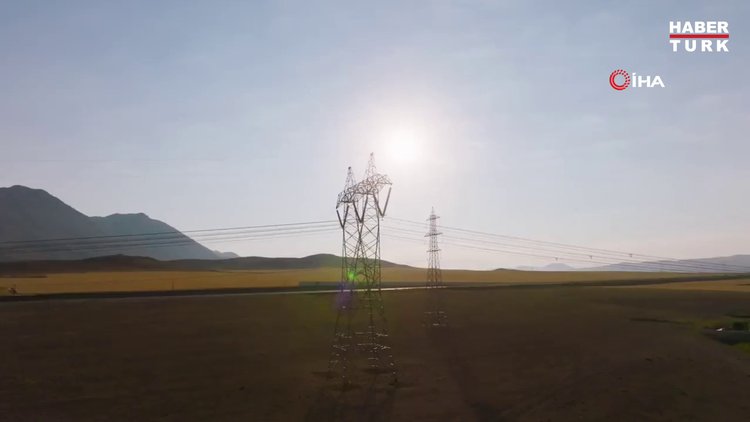 Bakan Dönmez, yerden metrelerce yüksekteki hat bakım çalışmalarını paylaştı