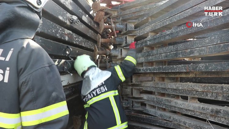 İskele demirlerini çalmak isterken sıkıştı