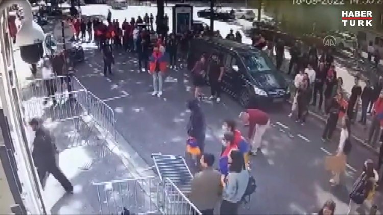 Ermeni protestocular Azerbaycanın Paris Büyükelçiliğine saldırdı