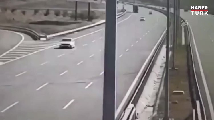 Otoyolda geri giden otomobile TIR'ın çarptığı kazada 1 kişi öldü, 1 kişi yaralandı