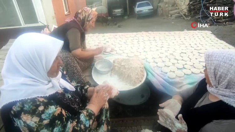 Kadınlar imece usulü tarhana yapımına başladı