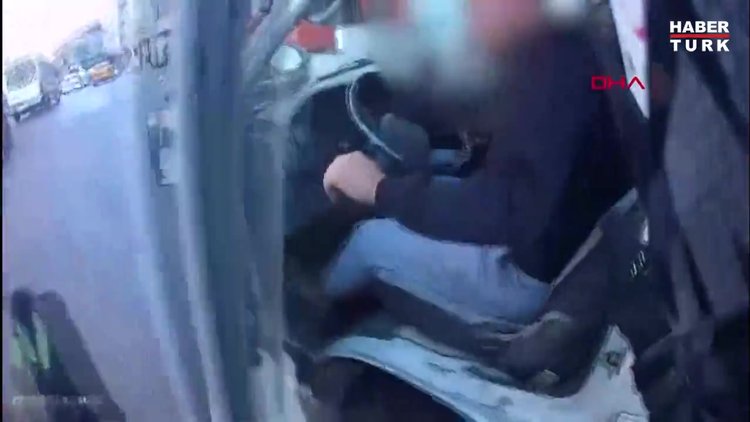 Ümraniye'de tartıştığı motosikletliyi 7 yerinden bıçakladı; dehşet anları kask kamerasında