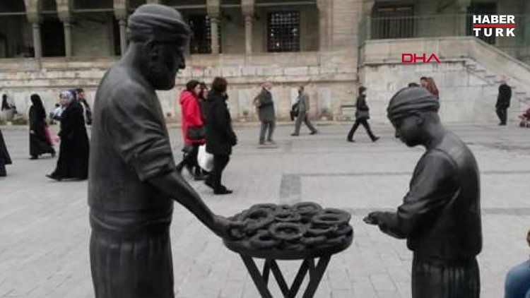 Eminönü'de tarihi Simitçi Heykeli'ndeki simitleri çaldılar