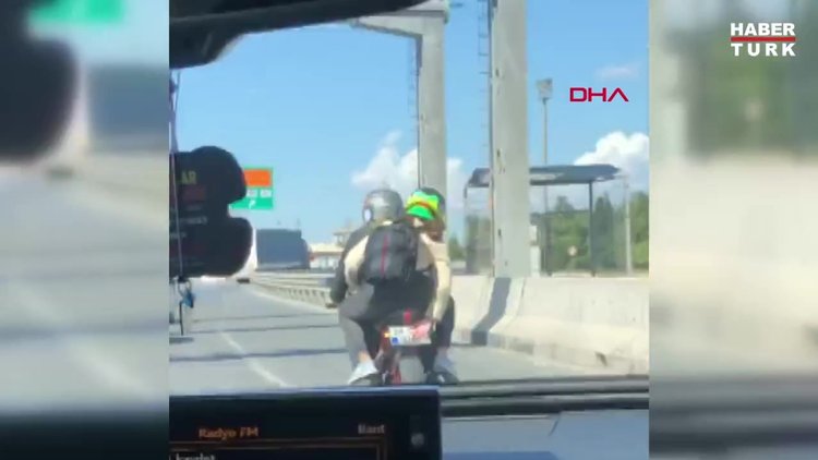 Eliyle motosikletin plakasını kapatıp, gişelerden kaçak geçti