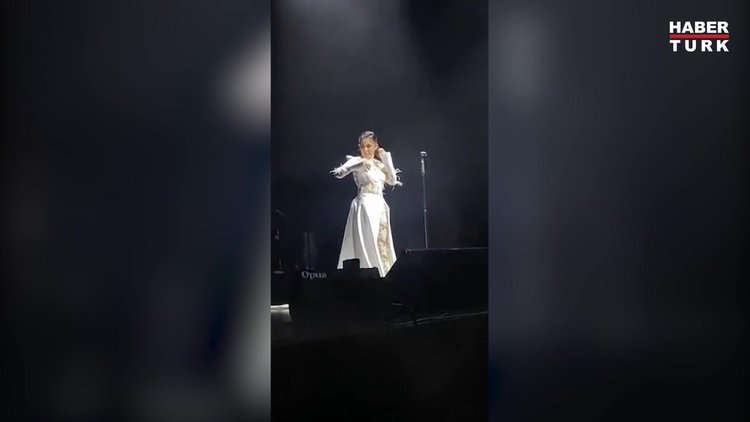 Melek Mosso İranlı kadınlara destek için sahnede saçlarını kesti