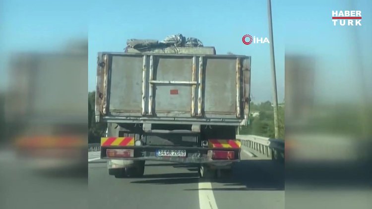 Tuzla'da yan yan ilerleyen kamyon gişelere böyle çarptı