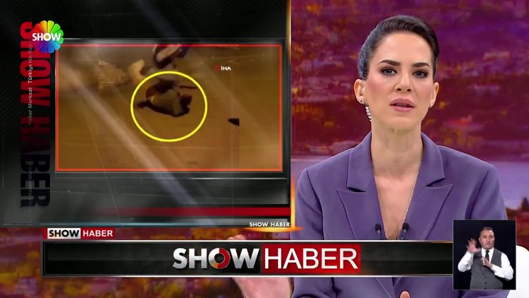 Arkadaşını bıçaklayanı dövdü!