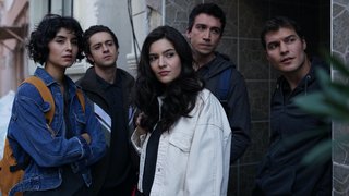 Sadi ve Songül öğrendiklerini bildirmek için yola çıktıkları esnada ikili alıkonulur.