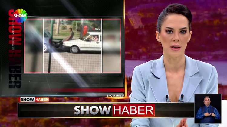 Arızalanan otomobili ayaklarıyla itti!