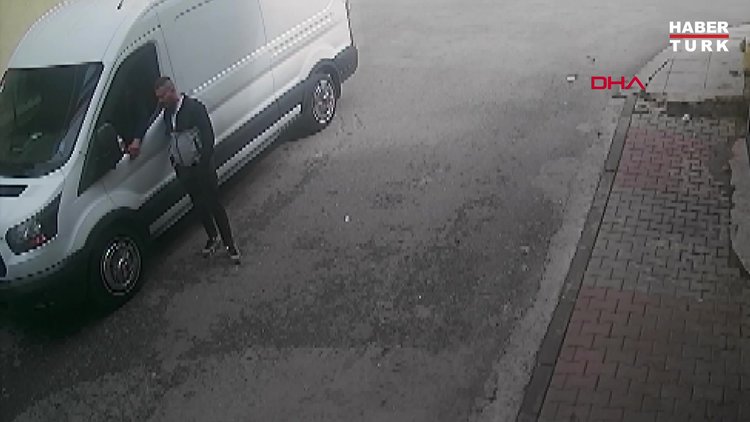 Sultanbeyli'de otomobilin çarpmasıyla iki araç arasında sıkıştı