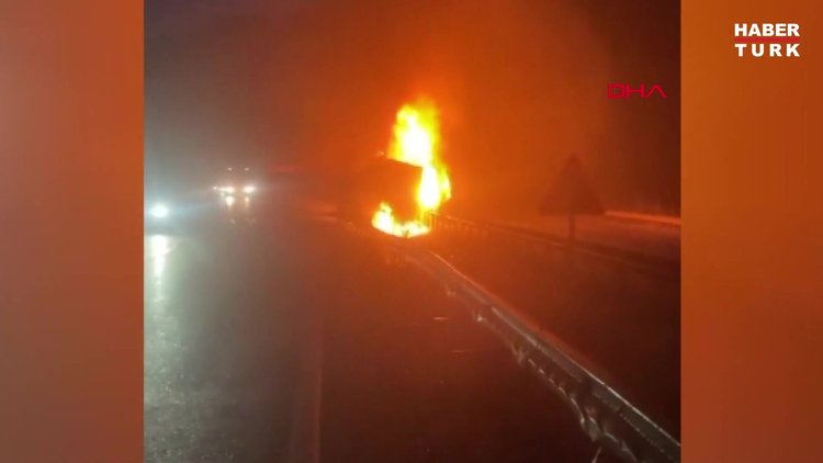 Seyir halinde yanarak bariyerlere çarpan TIR, hurda yığınına döndü