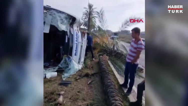 Adana'da ağaçlara çarpan öğrenci servisi devrildi