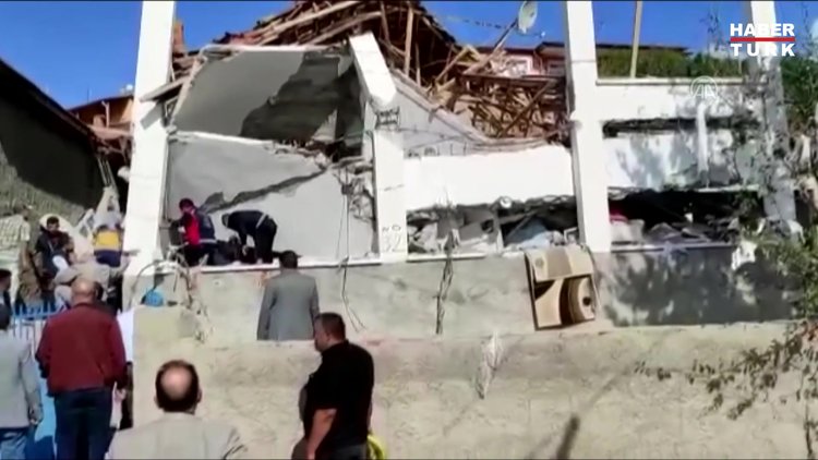 Doğal gaz patlaması sonucu 2 katlı ev çöktü