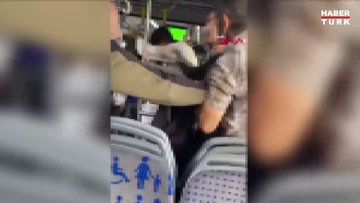Metrobüste yolcular arasında yüksek sesle konuşma kavgası