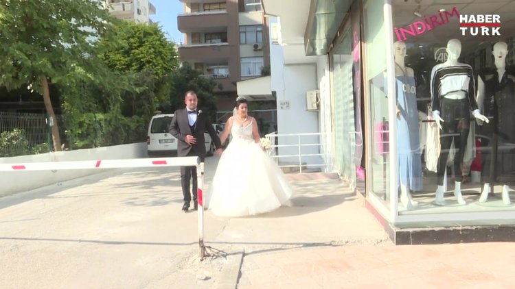 Şoför çift belediye otobüsünü gelin arabası yaptı