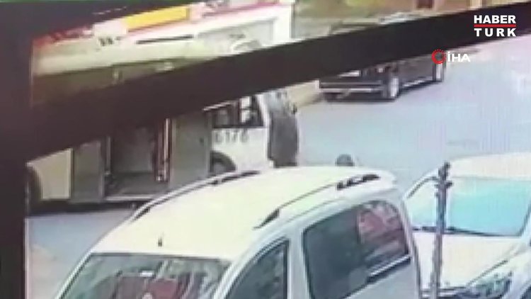 Aniden yola fırlayan çocuk ezilme tehlikesi geçirdi