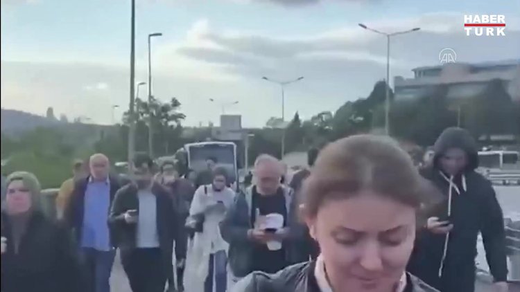 İstanbul'da arızalanan metrobüsün yolcuları durağa kadar yürüdü