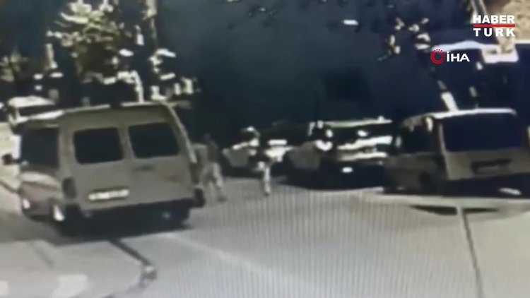 Minibüsle getirdikleri göçmenleri sokak ortasında bıçakladılar