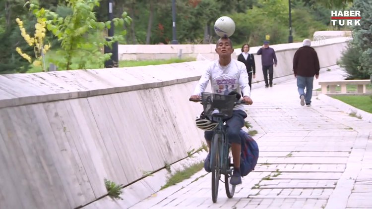 Meksikalı gezgin Nieto, kafasında futbol topuyla ülke ülke pedal çeviriyor