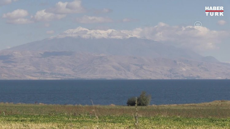 Süphan Dağı'nın zirvesi karla kaplandı