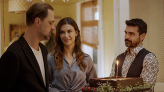 Aysel Hoca’nın bir hediyesi Songül’ü kıskançlık krizine sokar.