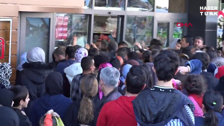 Bursa'da mağaza açılışında izdiham