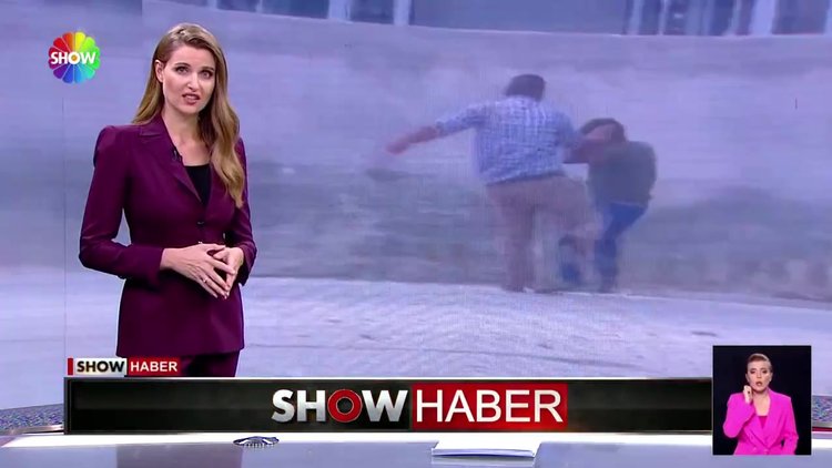 Oğlunu sokak ortasında dövdü