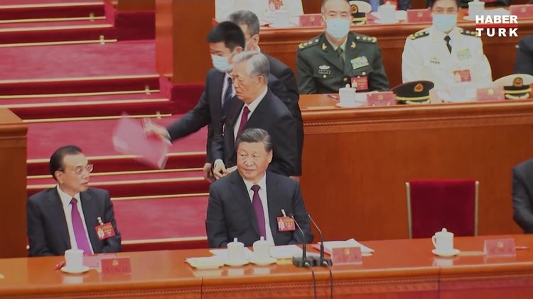 Çin'de Komünist Partisi'nin 20. Ulusal Kongresi sonra erdi, eski lider salondan çıkarıldı