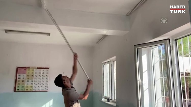 Gönüllü gençler okulların duvarlarını boyuyor