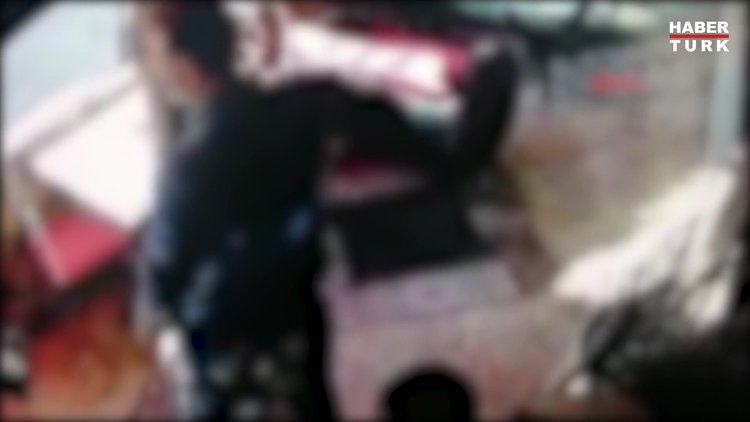 Çocuğunun gözü önünde eşini yumrukladı